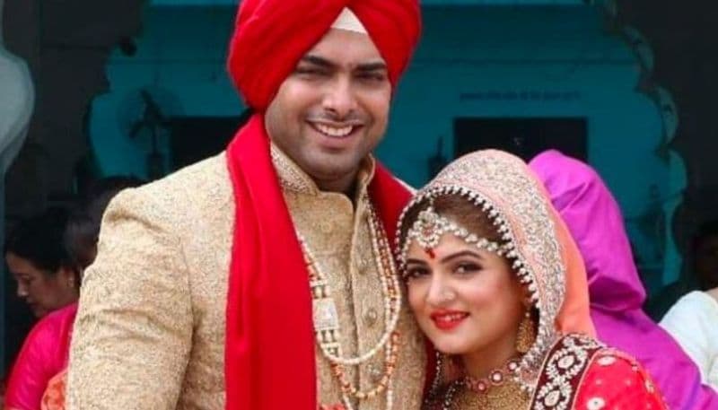 এই নিয়ে কম ট্রোলিংয়ের স্বীকার হননি তিনি। এমনকি তাঁর ছেলে ঝিনুককেও ট্রোলিংয়ের তীরে বিঁধতে হয়। এসব ট্রোলিং এবং সমালোচনার কোনওদিনই ধার ধারেননি অভিনেত্রী। নায়িকার কথায়, প্রতিটি সিদ্ধান্ত একান্ত তাঁর ব্যক্তিগত ব্যাপার। এ বিষয় কাউকে কৈফিয়ত দিতে রাজি নন।