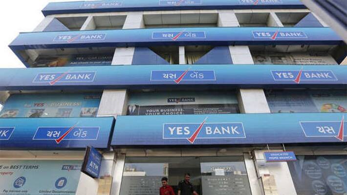 Long queues of customers outside Yes Bank branches thousands of complaints on social media kpm Long queues of customers outside Yes Bank branches thousands of complaints on social media kpm