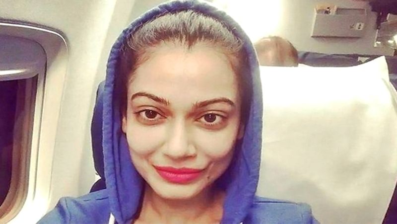 পায়েল এছাড়া সুশান্তের মরদেহের ছবি ভাইরাল হওয়া নিয়েও বলেন, কোনও মানুষের দেহ ঝুলন্ত অবস্থায় পাওয়া গেলে চোখ বেরিয়ে আসার কথা, জীভ বেরিয়ে আসার কথা, পায়ের শিড়া ফুলে যাবে, হাত মুঠো করা থাকবে, তেমন কোনও চিহ্নই ছিল না তাঁর শরীরে।