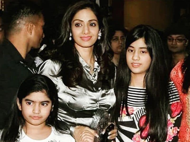 ওমানে শ্রীদেবীর নামে বনি কাপুর ২৪০ কোটি টাকার একটি বীমা করান। যার ক্লজগুলির মধ্যে একটি জানার পরই শ্রীদেবীর মৃত্যু খুন বলে দাবি করেছিল অভিনেত্রীর ভক্তরাও।