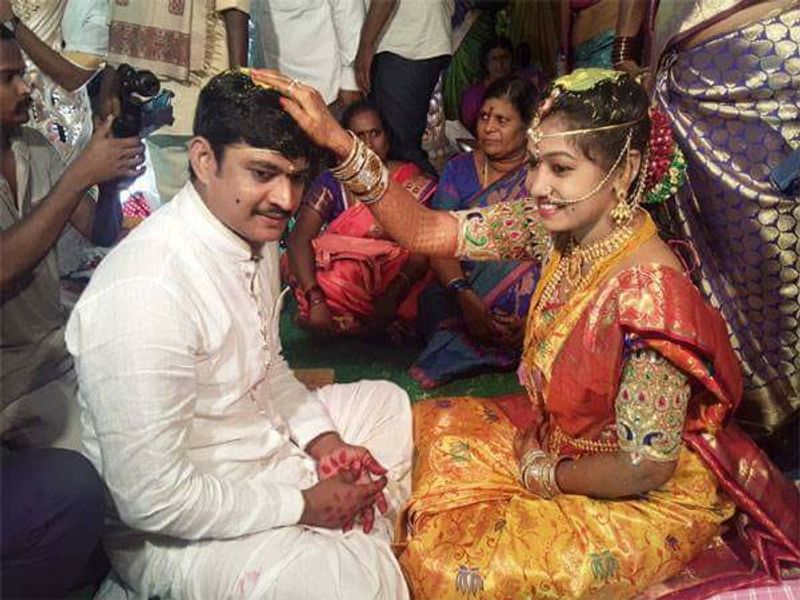 అయితే రీసెంట్ గా ఆమె టిక్ టాక్ లో చేసిన ఒక పోస్ట్ తో తన భర్త మీద ఉన్న అభిప్రాయాన్ని చెప్పేసింది. "ఓ వ్యక్తిని అపార్థం చేసుకునేటప్పుడు గతంలో ఆయన మనతో ఎలా ఉన్నాడనేది మరిచిపోకూడదు.. కొన్నిసార్లు మన కళ్లను మనమే నమ్మలేం.. అవి కూడా మనను మోసం చేస్తుంటాయి..నామొగుడు ఎలాంటి వాడో తనకు తెలుసు." అని అమూల్య పేర్కొన్న విధానం నెటిజన్స్ ని షాక్ కి గురిచేసింది.