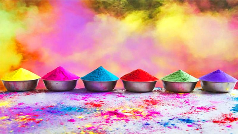<p>ভেষজ রঙের জন্যে হলুদ, বিট, নানান ধরনের ফল, নানান গাছের কচি পাতা ও ফুল, পুদিনা পাতা, পালং শাক, লাল চন্দন কাঠ ইত্যাদি ব্যবহার করা হয়। ময়দার সঙ্গে এই সমস্ত ভেষজ রঙ মিশিয়ে রঙ তৈরি করা হয়। </p>