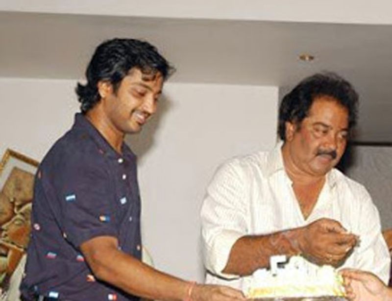 ఈవీవీ సత్యనారాయణ - ఆర్యన్ రాజేష్ : ప్రముఖ దర్శకుడు ఈవీవీ కుమారుడిగా ఎంట్రీ ఇచ్చిన ఆర్యన్ రాజేష్ కి మొదట్లో కొన్ని హిట్స్ వచ్చినా తరువాత నిలదొక్కుకోలేకపోయాడు.