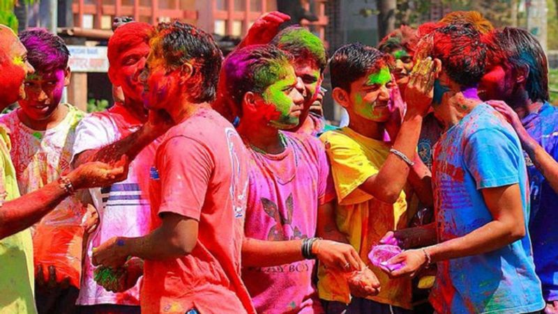 వాటర్ తో కడిగిన తర్వాత కూడా రంగు పోకపోతే.. సబ్బు వాడకండి. ఆయిల్ తో.. రంగులు అంటిన చోట రుద్దండి. తర్వాత వాష్ చేయాలి.