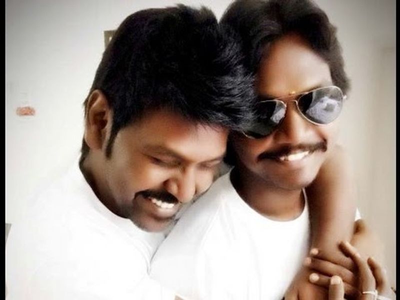 ఏసీపీ రవీందర్ రెడ్డి డాన్స్ మాస్టర్ లారెన్స్ ద్వారా పెద్ద ఎత్తున డబ్బులు తీసుకొని తనను ఇబ్బందులు పెడుతున్నాడని తెలిపింది. తనొక బ్రోతల్ అని, అమ్మాయిలతో వ్యాపారం చేస్తుందని నిరూపించే పనిలో పడ్డారని తెలిపింది. ఫిర్యాదు చేసే సమయానికి తన వయసు 23 సంవత్సరాలేనని చెప్పింది. తిండికి కూడా ఇబ్బంది పడుతూ స్నేహితుల సహాయంతో కాలం వెళ్లదీస్తున్నానని చెప్పింది.