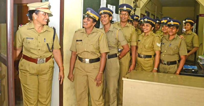 reduces working hours of women cops to 8 hours from 12...maharashtra government