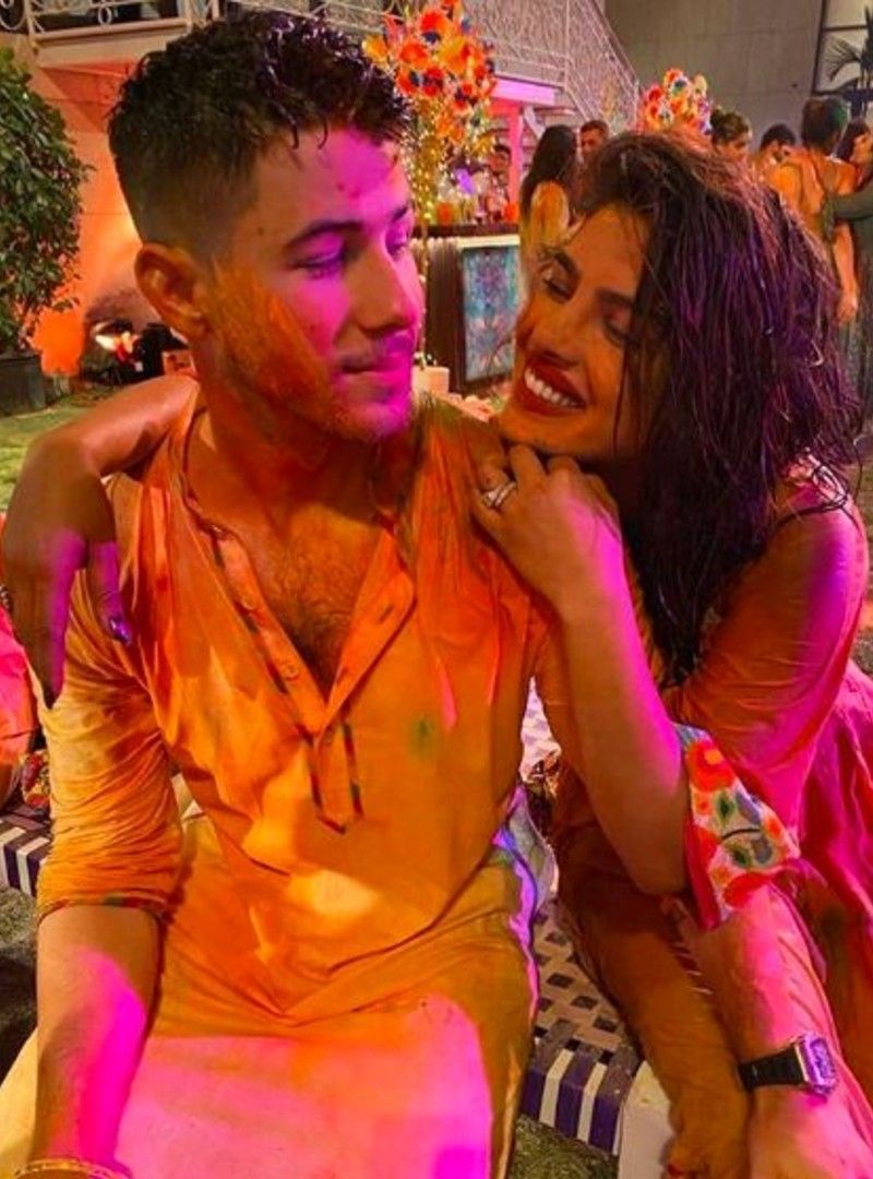 সাদা রঙের কুর্তা পাজামায় একেবারে ইণ্ডি-স্বাদ এনেছেন নিক। অন্যদিকে নিকের সঙ্গে ট্যুইনিং করার জন্য সাদা সালওয়ারে নিজেকে মেলে ধরেছিলেন প্রিয়াঙ্কা।