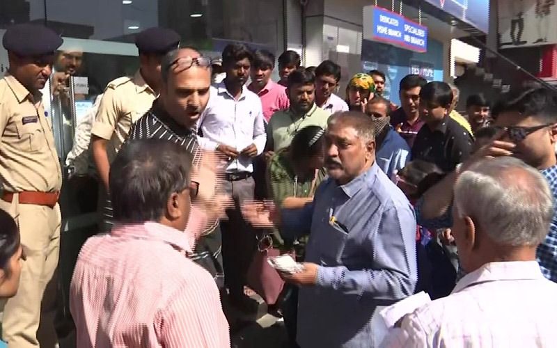 ইয়েস ব্যাঙ্কে ৪৯ শতাংশ লগ্নি করার সিদ্ধান্ত হয়েছে বলেও জানিয়েছেন এসবিআই চেয়ারম্যান রজনীশ কুমার।