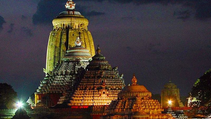 পুরীর জগন্নাথ মন্দির ভারতের অন্যতম প্রসিদ্ধ মন্দির। জগন্নাথ-আরাধনার ইতিবৃত্ত এতই প্রাচীন যে এর কোনও ঐতিহাসিক দিন বা সময় পাওয়া সম্ভব নয়। জগন্নাথ মন্দিরে হিন্দু ছাড়া প্রবেশ কঠোরভাবে নিষিদ্ধ। কলিঙ্গ স্থাপত্যশৈলীতে নির্মিত এই মন্দিরটি শ্রীমন্দির নামে সমধিক পরিচিত।