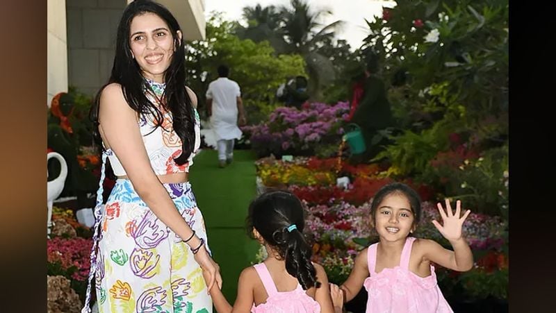 Isha Ambani Holi Party Rumoured Lovebirds Katrina Kaif Vicky Kaushal Arrive 5 Mins Off Each Other KPJ