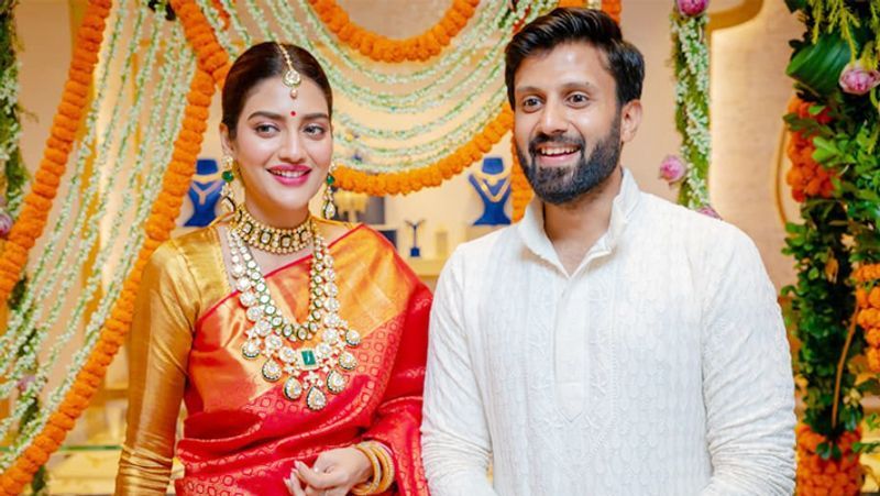অভিশপ্ত ২০২০ শেষ হতে না হতেই ২০২১ -এ ঘর ভাঙার গুঞ্জনে শোরগোল পড়েছিল টলিপাড়ায়। সাংসদ অভিনেত্রী নুসরত জাহান এবং নিখিলের বিবাহ-বিচ্ছেদের খবরে হৈ চৈ পড়ে গিয়েছিল গোটা টলিপাড়ায়।