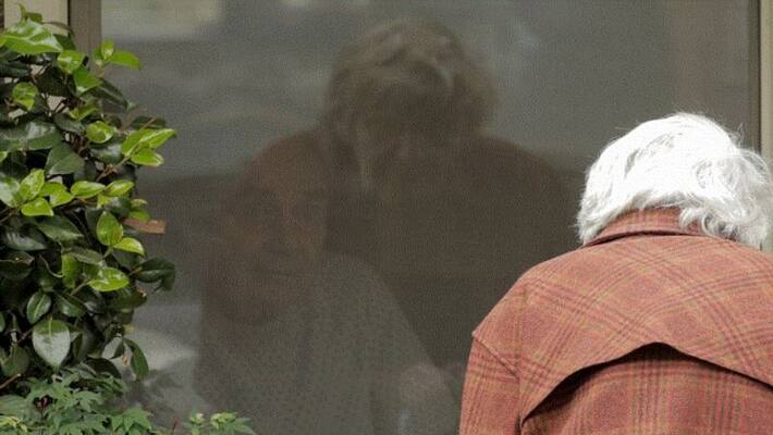 89 Years old US man in coronavirus isolation talks to wife via window 89 Years old US man in coronavirus isolation talks to wife via window
