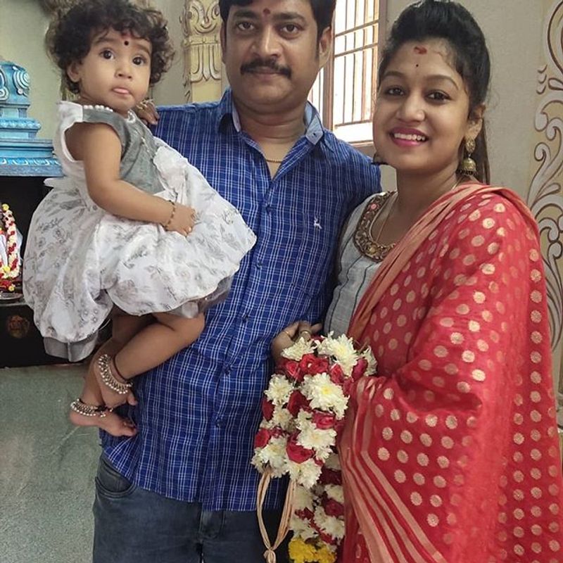 అయితే ఎవరు ఎన్ని తిట్టినా దొరబాబు భార్య మాత్రం అతినిపై నమ్మకాన్ని కోల్పోలేనట్లు సోషల్ మీడియా ద్వారా కామెంట్ చేస్తోంది. దొరబాబు నెల్లూరుకు చెందిన అమూల్య ని 2018లో పెళ్లి చేసుకున్నాడు.