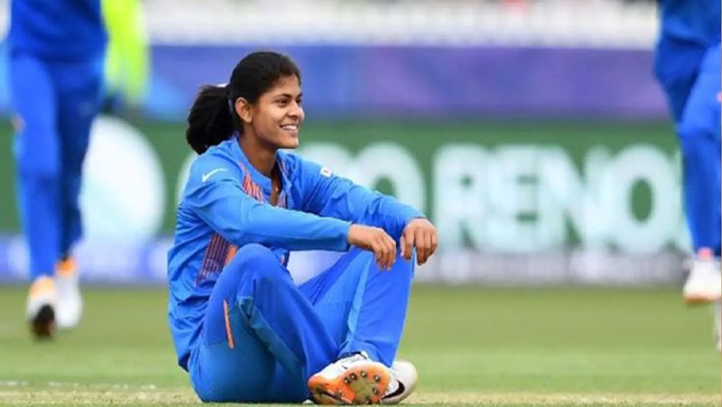 అంటే పురుష క్రికెటర్లకు చెల్లించేదానిలో 10వ వంతు కూడా మహిళా క్రికెటర్లకు చెల్లించడం లేదు. వాస్తవానికి పురుష క్రికెట్ ద్వారా వేల కోట్లు ఆర్జిస్తోంది బీసీసీఐ. మెన్స్ క్రికెట్ మ్యాచ్ చూడడానికి వచ్చే జనంతో స్టేడియం నిండిపోద్ది, మహిళల మ్యాచ్ చూడడానికి పట్టుమని 100 మంది కూడా రారు.