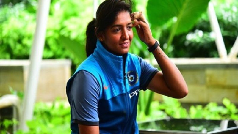 <p>একইসঙ্গে হরমনপ্রীত জানিয়েছেন, বিগত সাত দিনে যারা আমার সংস্পর্শে এসেছে তারা একবার করোনা পরীক্ষা করে নেবেন সেফ থাকার জন্য। আমি খুব শীঘ্রই মাঠে ফিরব। </p>