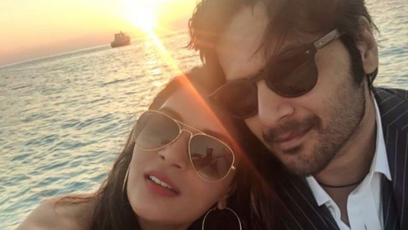 সূত্র থেকে জানা গিয়েছিল, মিয়া-বিবি পাড়ি দেবেন মলদ্বীপে। যদিও তার আগে দুপক্ষেরই ঘনিষ্ঠ বন্ধু বান্ধবদের নিয়ে দিল্লিতে বিয়ের অনুষ্ঠান সারবেন। আর সমস্ত পার্টি সেরে দুজনে যাবেন নির্জন সমুদ্র সৈকত মলদ্বীপে। করোনা সংক্রমণের জন্যই সে প্ল্যানও পরিবর্তন করা হয়েছে।