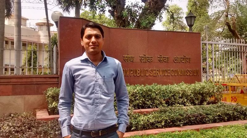 एक समय था जब स्कूल जाने के लिए उनके पास पैंट भी नहीं थी और आठवीं क्लास तक निक्कर पहन कर जाते थे। लेकिन जिंदगी के इन्हीं अभावों ने उन्हें अंदर से मजबूत कर दिया। प्रेमसुख बताते हैं कि, मैं गांव में रहता था, खेती करता था, मवेशियों को चराता था। लेकिन जब भी समय मिला चाहे खेती की रखवाली करते हुए या फिर मवेशियों की चराई के साथ, पढ़ाई करने बैठ जाता था। वो बताते हैं कि, मेरे लिए खोने के लिए कुछ भी नहीं था लेकिन मुझे पता था कि यहां से आगे जाने की, बड़ा बनने की असंख्य संभावनाएं हैं।