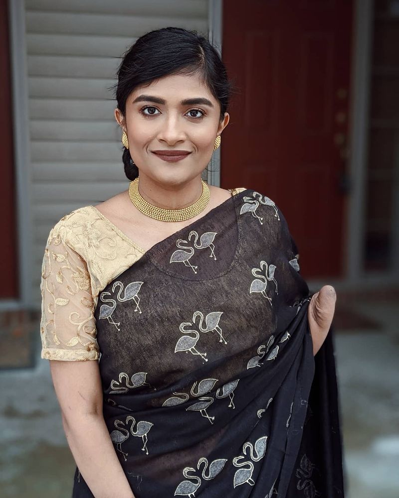ಮಹಿಳಾ ದಿನದಂದು ತಮ್ಮ ಖಾತೆಯಿಂದ ಬಿಡುವು ಪಡೆದ ಮಾಳವಿಕಾ ಪಿಎಂ ಮೋದಿ ಖಾತೆಯಿಂದ ಟ್ವೀಟ್ ಮಾಡುತ್ತಿದ್ದು, ಅಲ್ಲಿ ತಮ್ಮ ಜೀವನಗಾಥೆಯನ್ನು ಹಂಚಿಕೊಂಡಿದ್ದಾರೆ. ಅಲ್ಲದೇ ಬದುಕುವ ಛಲ ಬಿಡದೆ ಅಮಸ್ಯೆಗಳನ್ನು ಧೈರ್ಯದಿಂದ ಎದುರಿಸಿ ಅವುಗಳನ್ನು ಮೆಟ್ಟಿ ನಿಲ್ಲುವ ಸಂದೇಶ ನೀಡಿದ್ದಾರೆ.