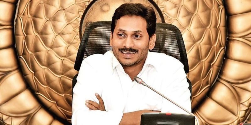 ఈలోగా వైఎస్ జగన్ అధికారంలోకి వచ్చారు. ముద్రగడ ఉద్యమం నుంచి తప్పుకున్న నేపథ్యంలో ఓ ప్రముఖ దినపత్రికలో ఈబీసీ రిజర్వేషన్లు ఏపీలో అమలు కాకపోవడంపై భారీ వార్తాకథనం ప్రచురితమైంది. ఆ పత్రిక టీడీపీకి అనుకూలమనే అభిప్రాయం ఉంది. ఈ వార్తాకథనాన్ని బట్టి కూడా టీడీపీ కాపు రిజర్వేషన్ ఉద్యమాన్ని వైఎస్ జగన్ మీదికి గురి పెట్టే అవకాశం ఉన్నట్లు అర్థమవుతోందని రాజకీయ నిపుణులు అంటున్నారు.