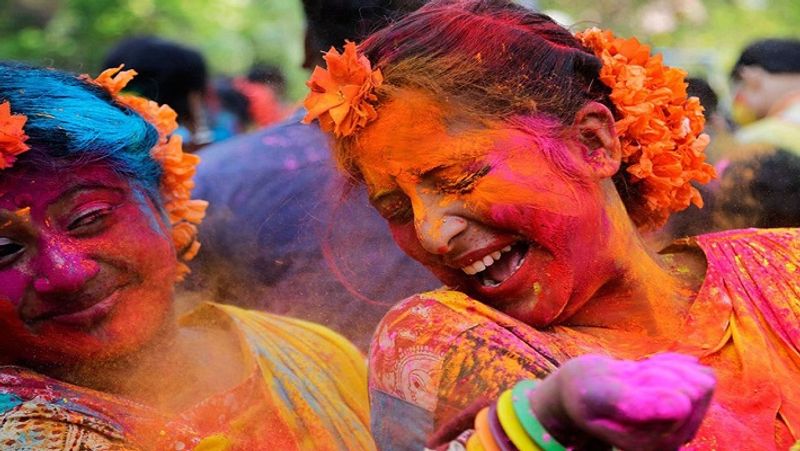 హోలీ తర్వాత ఆ రంగులను ఎలా తొలగించుకోవాలో కూడా ఇప్పుడు చూద్దాం...