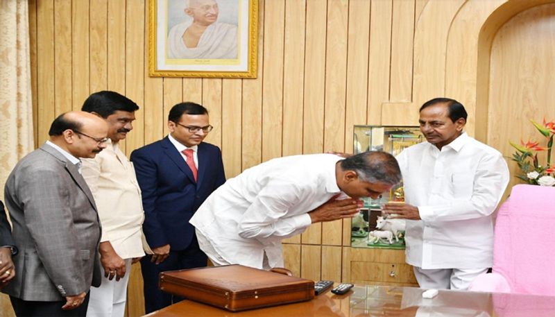 బడ్జెట్ ప్రవేశపెట్టడానికి ముందు సీఎం కేసీఆర్ ఆశిస్సులు తీసుకుంటున్న ఆర్థికమంత్రి హరీష్