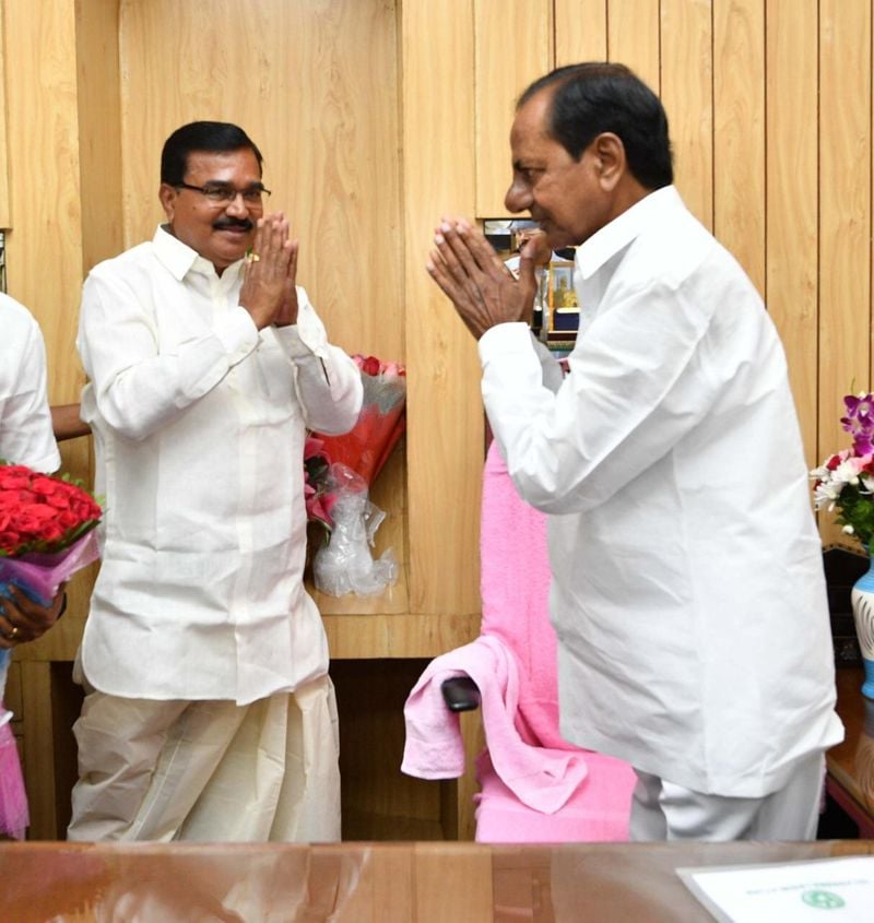 ముఖ్యమంత్రి కేసీఆర్ కు నమస్కరిస్తున్న నిరంజన్ రెడ్డి