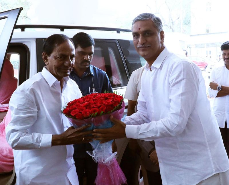 అసెంబ్లీ ప్రాంగణంలో సీఎం కేసీఆర్ కు స్వాగతం పలుకుతున్న హరీష్ రావు