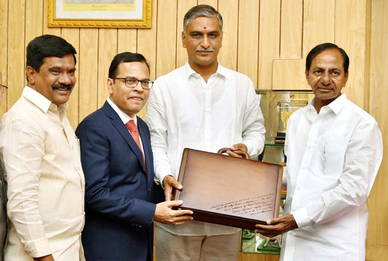 బడ్జెట్ ప్రతులను సీఎం కేసీఆర్ చేతులమీదుగా స్వీకరిస్తున్న హరీష్