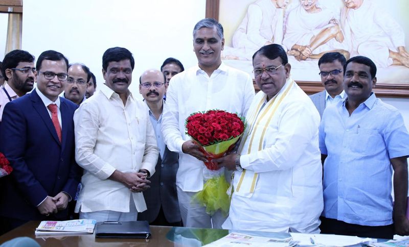 ఆర్థికమంత్రి హరీష్ రావుకు పుష్ఫగుచ్చం అందిస్తున్న స్పీకర్ పోచారం శ్రీనివాస్ రెడ్డి