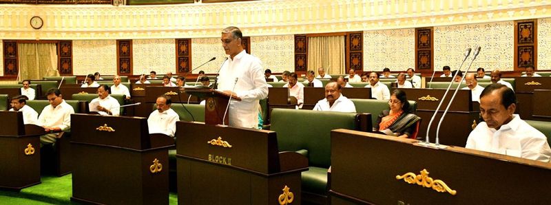 సభలో బడ్జెట్ ప్రవేశపెడుతున్న హరీష్... పక్కన సీఎం కేసీఆర్