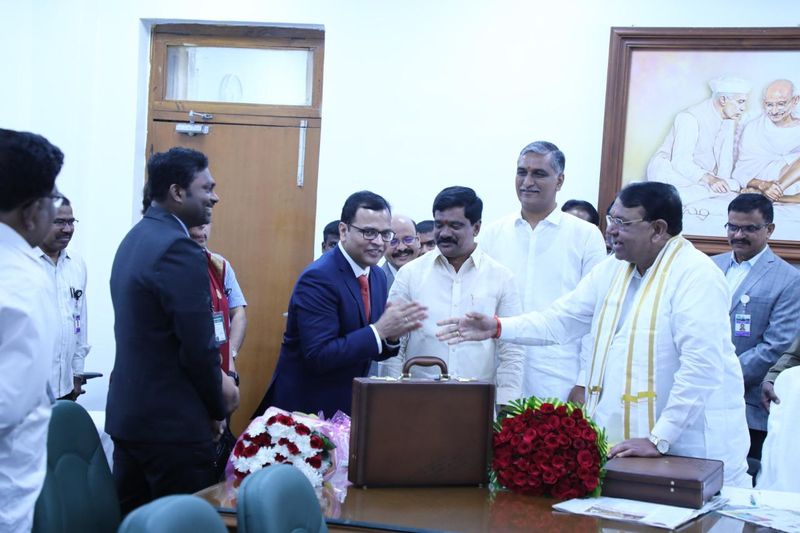 స్పీకర్ పోచారంతో మంత్రులు హరీష్, ప్రశాంత్ రెడ్డి