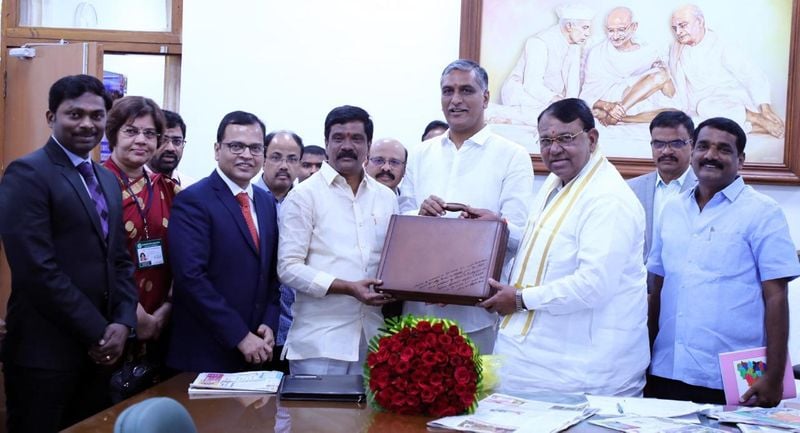 స్పీకర్ నుండి బడ్జెట్ ప్రతులతో కూడిన సూట్ కేస్ ను తీసుకుంటున్న మంత్రులు