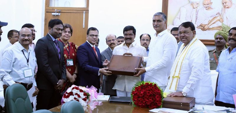 ప్రశాంత్ రెడ్డికి బడ్జెట్ కు సంబంధించిన సూట్ కేస్ అందిస్తున్న హరీష్