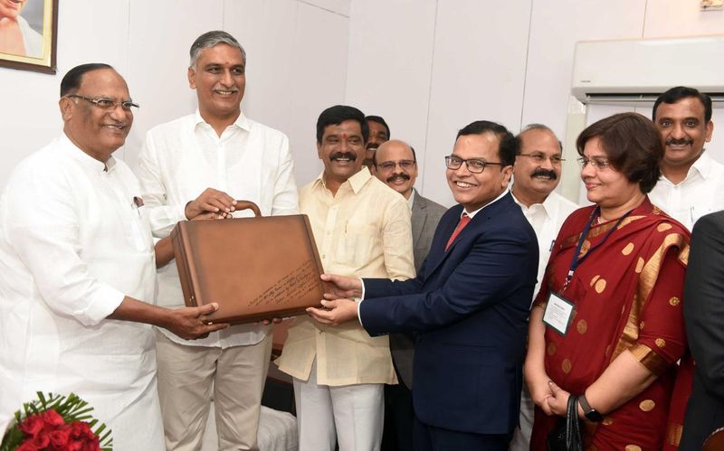 శాసనమండలి ఛైర్మన్ గుత్తా సుఖేందర్ రెడ్డి చేతులమీదుగా బడ్జెట్ ప్రతులతో కూాడిన సూట్ కేస్ ను అందుకుంటున్న మంత్రులు
