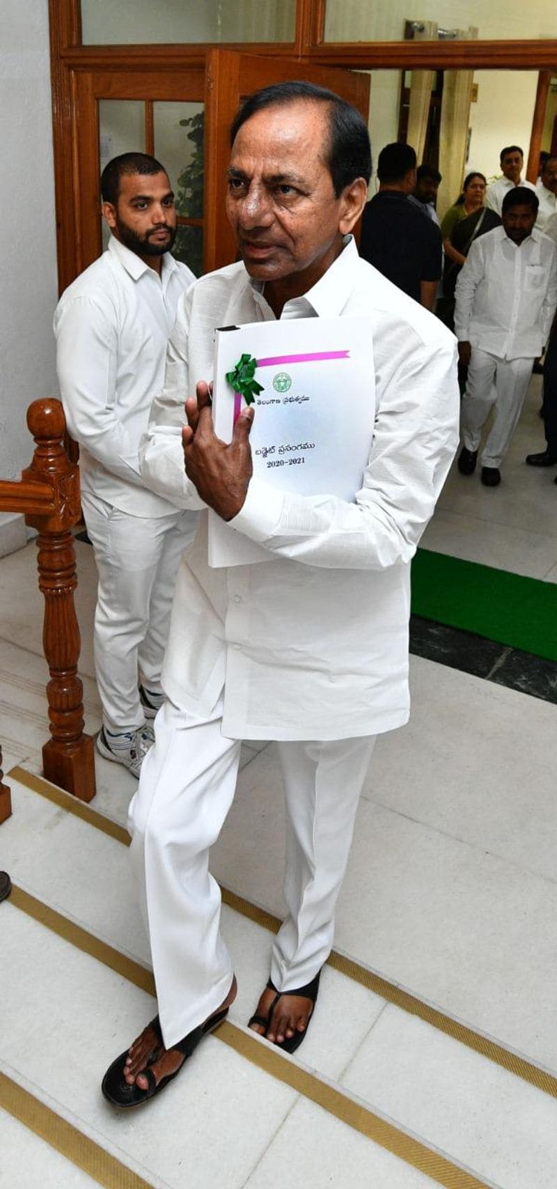 బడ్జెట్ సమావేశాల సందర్భంగా అసెంబ్లీకి విచ్చేసిన సీఎం కేసీఆర్