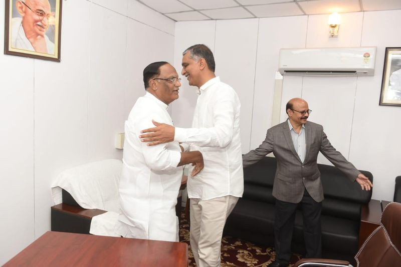 మండలి ఛైర్మన్ గుత్తాతో మంత్రి హరీష్ ఆత్మీయ ఆలింగనం