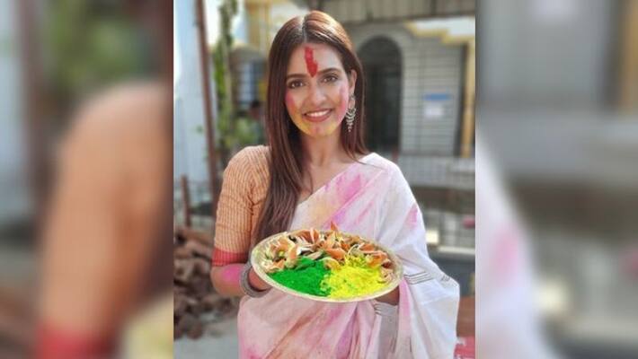 Actress priyanka Sarkar playing holi Actress priyanka Sarkar playing holi