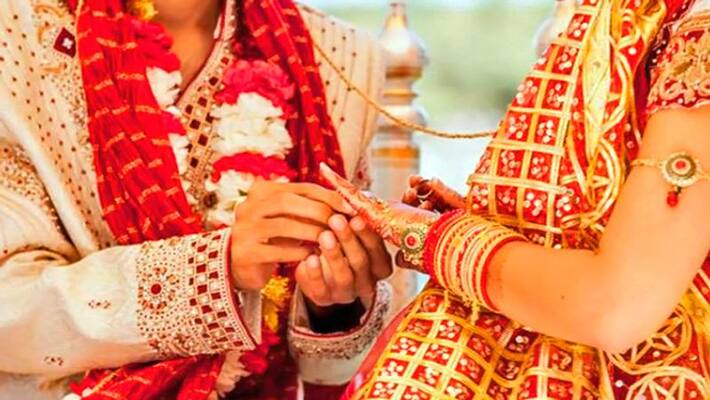 Bangalore husband hitting his wife with a helmet Bangalore husband hitting his wife with a helmet