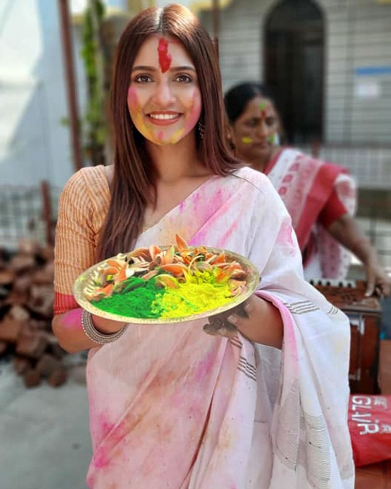 హోలీ అనగానే.. చాలా మంది పొట్టిపొట్టి బట్టలు, స్లీవ్ లెస్ డ్రస్సులు వేసుకుంటారు. అలాకాకుండా.. పూర్తిగా శరీరం అంతా కప్పి ఉంచేలాంటి డ్రస్సులు ఎంచుకోండి. అందులోనూ పాత బట్టలు అయితే నయం. పాడైనా బాధపడాల్సిన అవసరం ఉండదు.