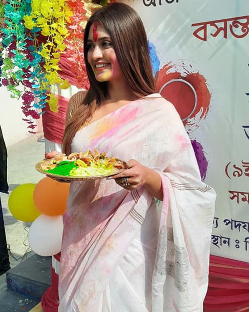 হোলির শুভেচ্ছায় মেতেছেন টলি অভিনেত্রী প্রিয়াঙ্কা সরকার।