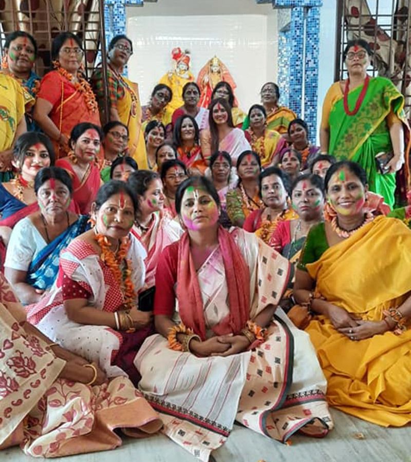 একদিকে রবীন্দ্রসঙ্গীত অন্যদিকে রবীন্দ্র নৃত্যে মুখরিত হয়েছে গোটা ডি ব্লক। অভিনেত্রীও সামিল হয়েছেন দোলযাত্রার উৎসবে।
