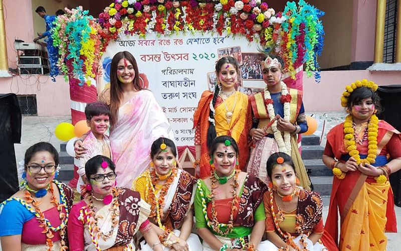 বাঘাযতীন তরুণ সংঘের প্রভাত ফেরি অনুষ্ঠানে যোগ দিয়েছেন অভিনেত্রী। আবিরে নিজেকে রাঙিয়ে নিয়েছেন অভিনেত্রী।
