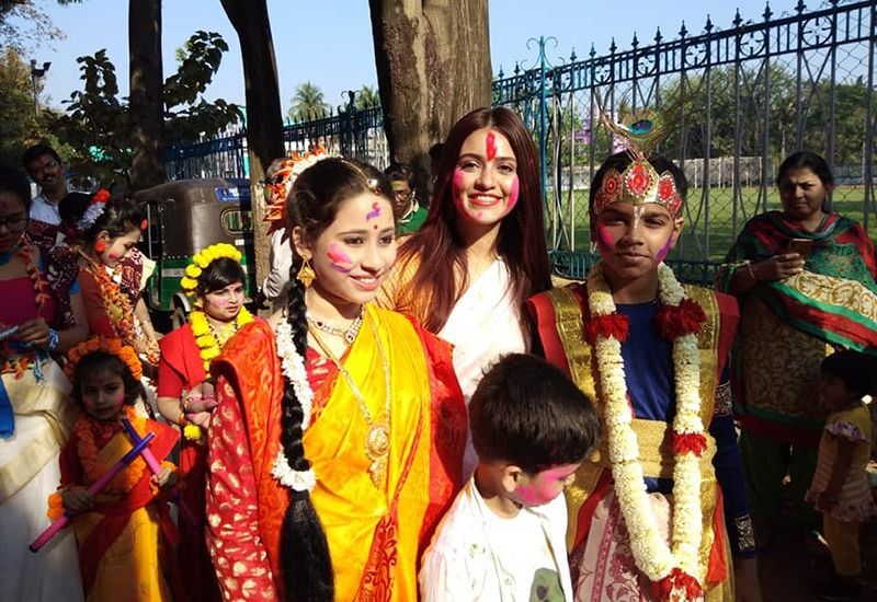 তবে তিনি একা নন ছেলে সহজকে নিয়ে এই দোলের আনন্দে মেতেছেন অভিনেত্রী।