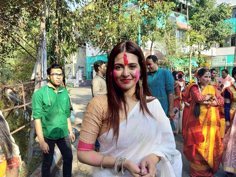 Mimi Chakraborty s Dhunuchi dance photos will win your hearts-dbr