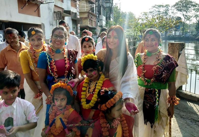 রঙে রঙে পুরোনো মলিনতা মুছে রঙের উৎসবে মেতে উঠেছেন প্রিয়াঙ্কা। মুহূর্তের মধ্যে লাইক আর কমেন্টের বন্যা বয়ে গেছে তার এই ছবিতে।নিজের ব্যক্তিগত জীবনের বাইরেও সমস্ত কিছু ভুলে ছেলে সহজকে নিয়ে দিব্যি খোশমেজাজে আছেন অভিনেত্রী।
