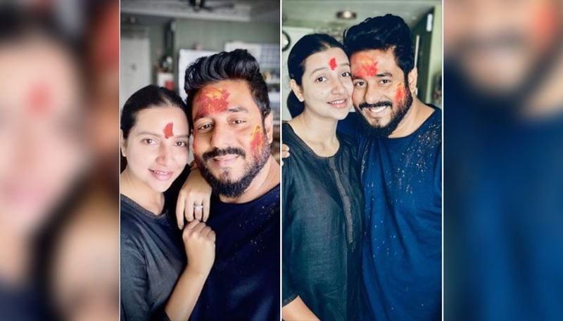 প্রেমের রঙে নয়, দোলের রঙেই নিজেদেরকে রাঙিয়ে নিয়ে রাজ-শুভশ্রী। লাল-হলুদেই রাঙা হয়ে উঠেছে তাদের ভালবাসার রং। পরণে কালো কুর্তি , কপালে লাল আবির শুভশ্রীর এই সাজই নেটদুনিয়ায় ভাইরাল হয়েছে। সোশ্যাল মিডিয়ায় নিজেদের দোলযাত্রার ছবি পোস্ট করে সকলকে দোলের শুভেচ্ছা জানিয়েছেন লাভ বার্ডস।