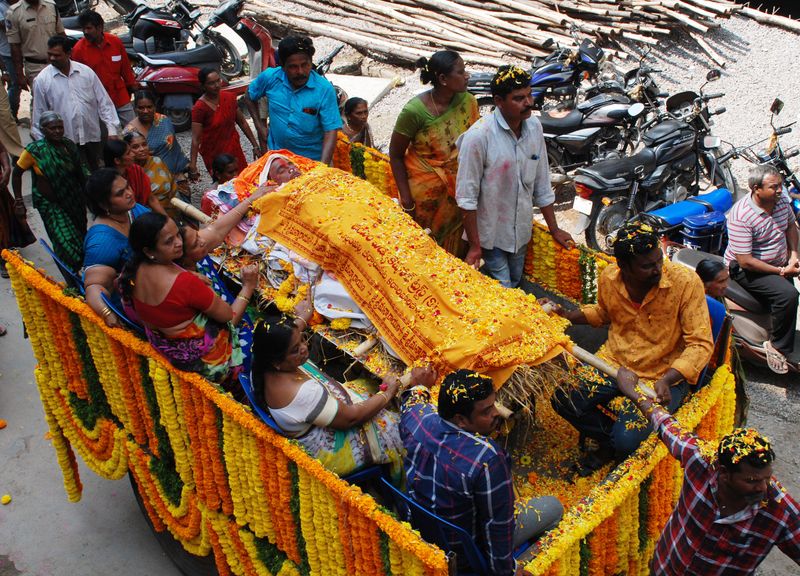 మిర్యాలగూడలో కొనసాగుతున్న మారుతిరావు అంతిమయాత్ర