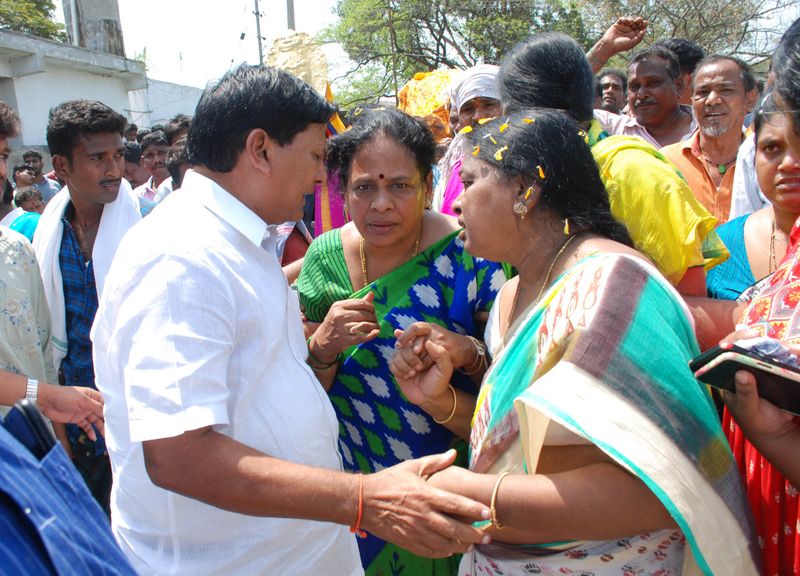 విలపిస్తున్న మారుతిరావు కుటుంబసభ్యులు