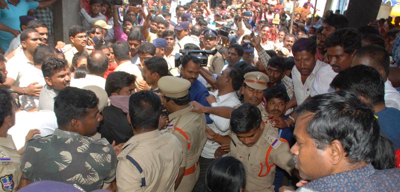 మారుతిరావు అంతిమయాత్రలో అవాంఛనీయ ఘటనలు జరక్కుంగా పోలీసుల బందోబస్తు