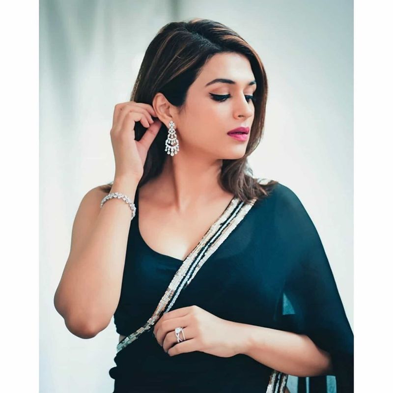 (Courtesy:Instagram) శ్రద్దా దాస్ గ్లామర్ షో